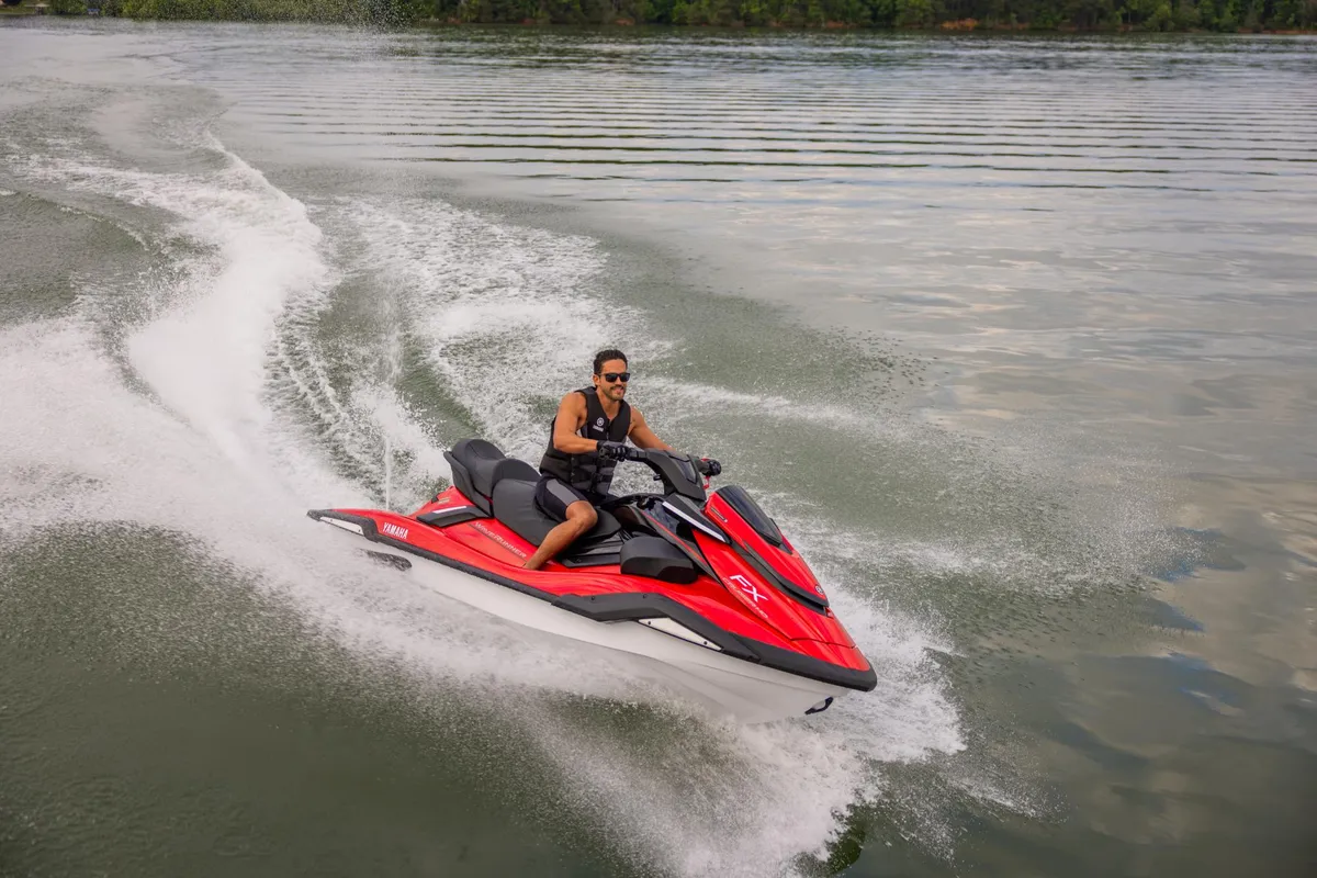 Yamaha WaveRunner FX Cruiser HO: Waterscooter varend op meer