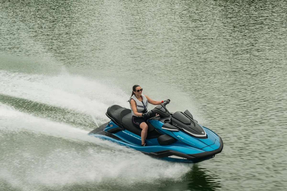 Yamaha WaveRunner FX Cruiser SVHO: Vrouw op waterscooter varend