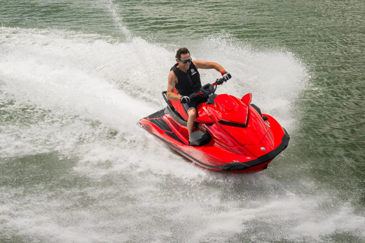 Yamaha WaveRunner GP SVHO: Waterscooter varend met bestuurder