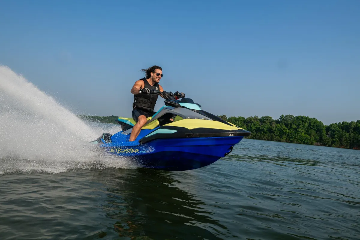 Yamaha WaveRunner JetBlaster PRO: Jetski varend op water