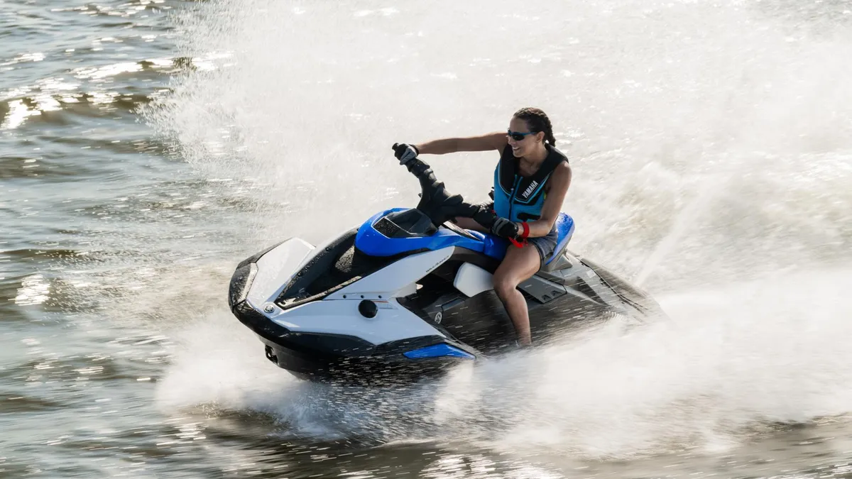 Yamaha WaveRunner JetBlaster: Vrouw op jetski varend
