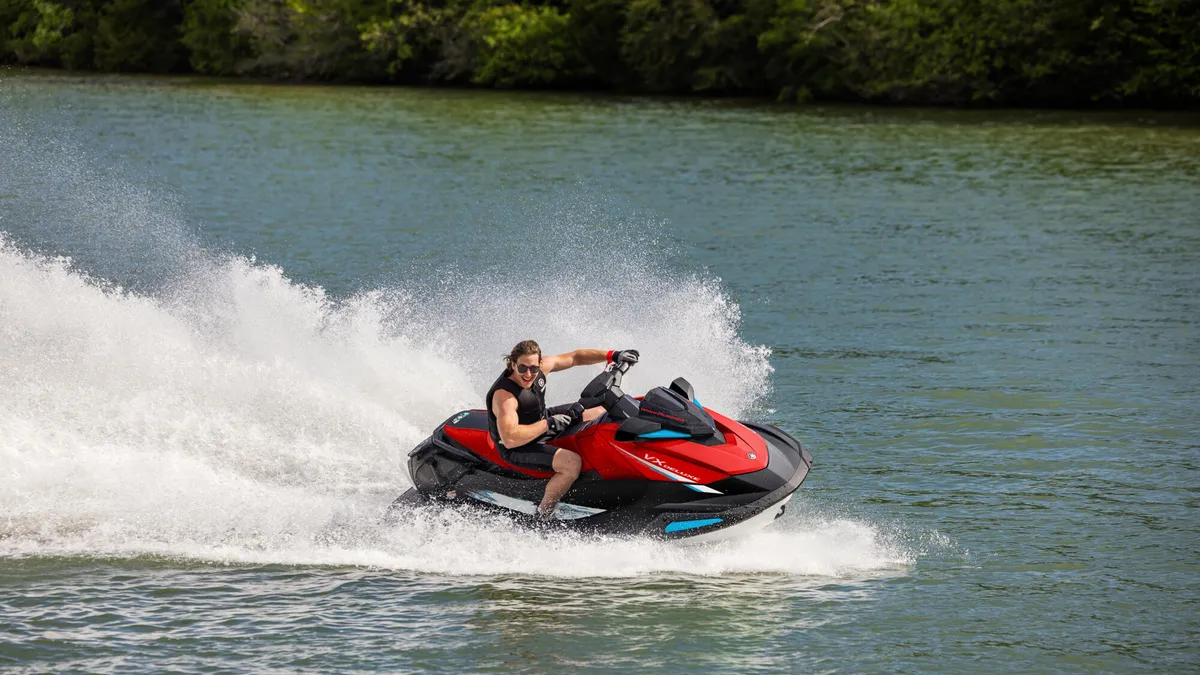 Yamaha WaveRunner VX DeLuxe: Jetski varend met waterspetters