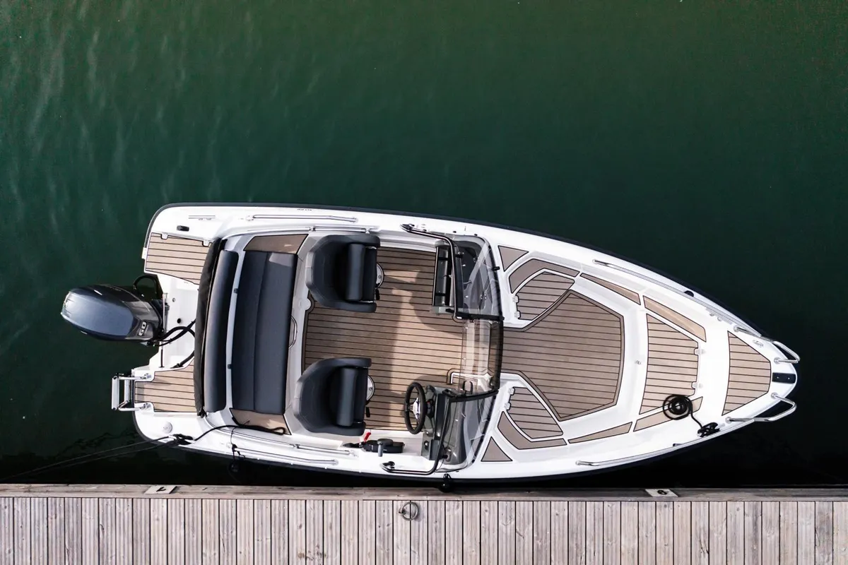 Yamarin 50 BR: Boot van bovenaf afgemeerd