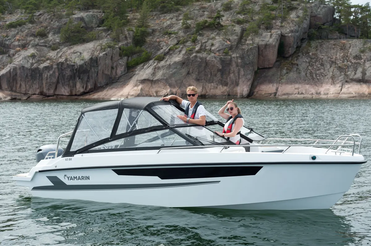 Yamarin 63 BR: Boot met varende mensen