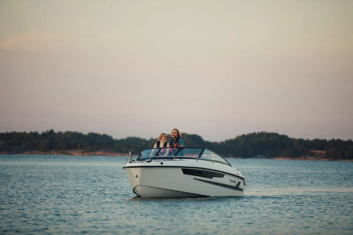 Yamarin 63 DC: Boot varend op meer met stel