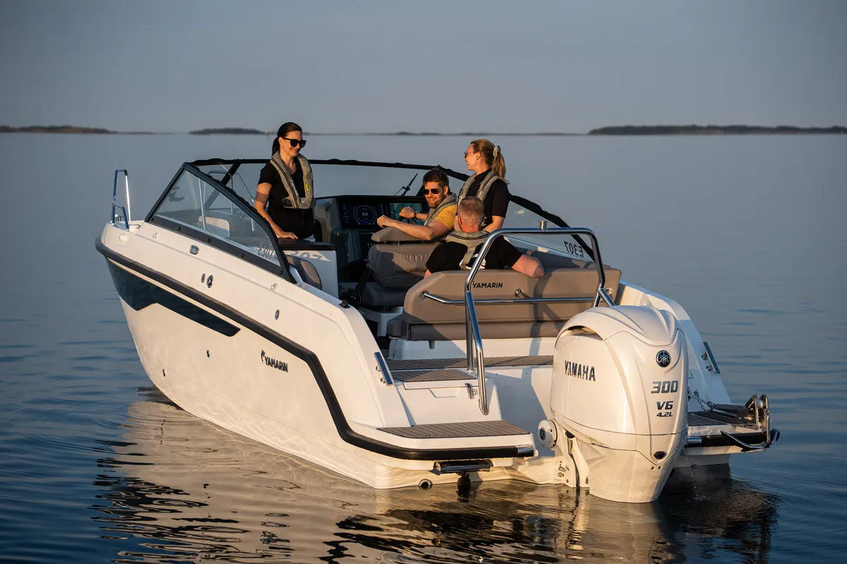 Yamarin 80 DC: Boot met mensen op water