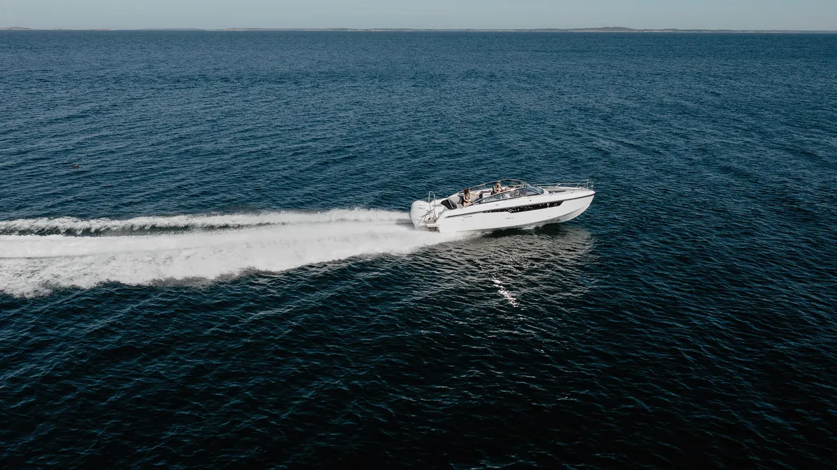 Yamarin 88 DC: Speedboot varend op zee