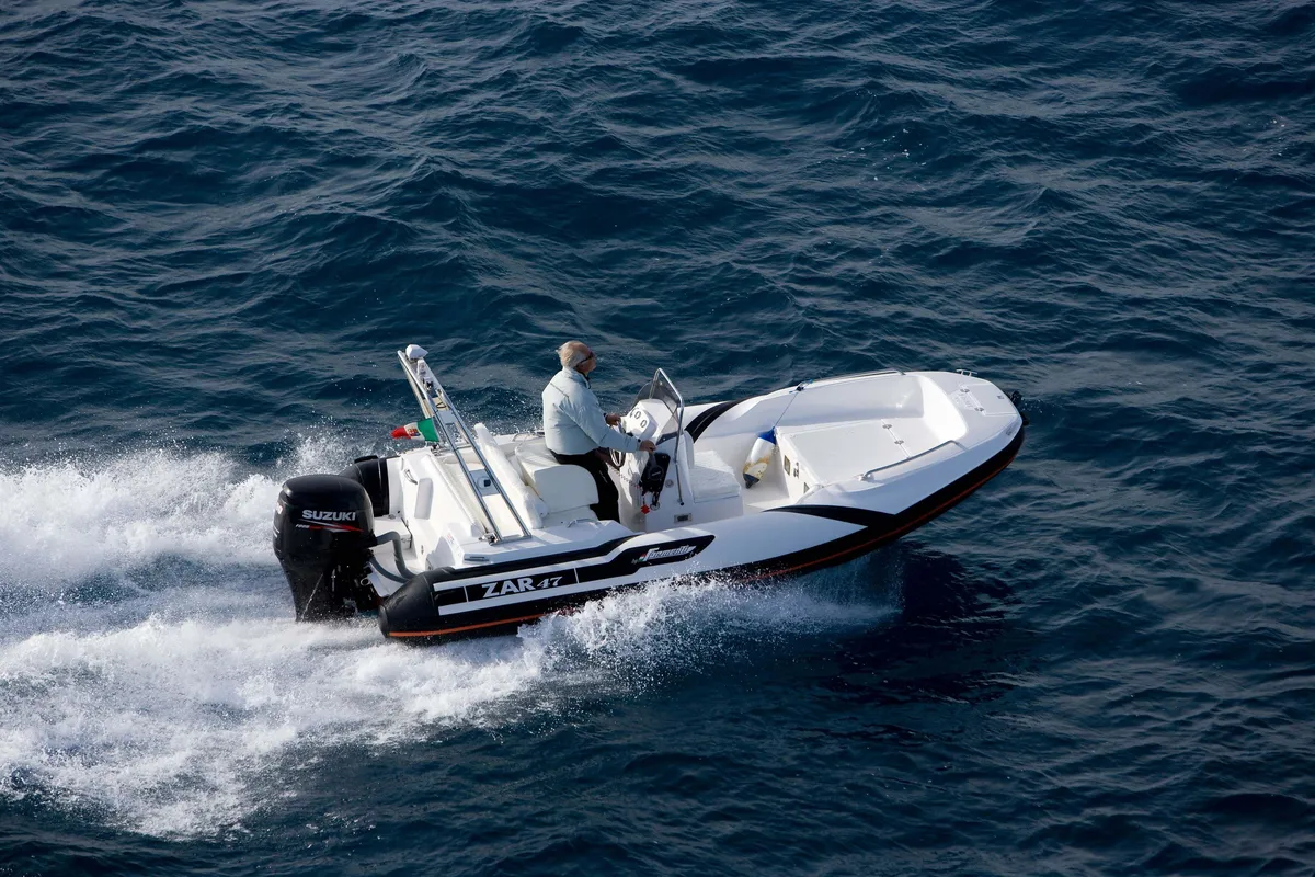 Zar Formenti 47: Boot varend op zee