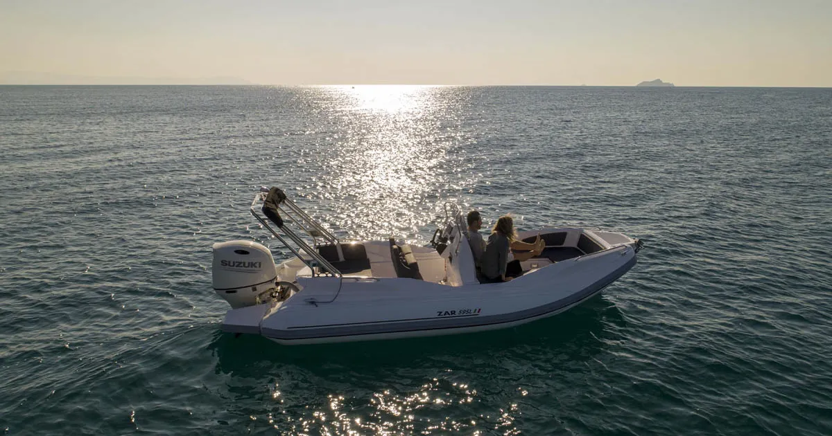 Zar Formenti 59 SL Limited: Boot varend op zee bij zonsondergang