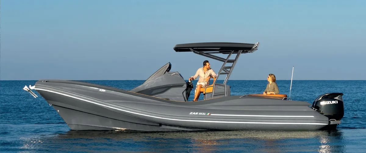 Zar Formenti 95 SL: Boot varend op zee