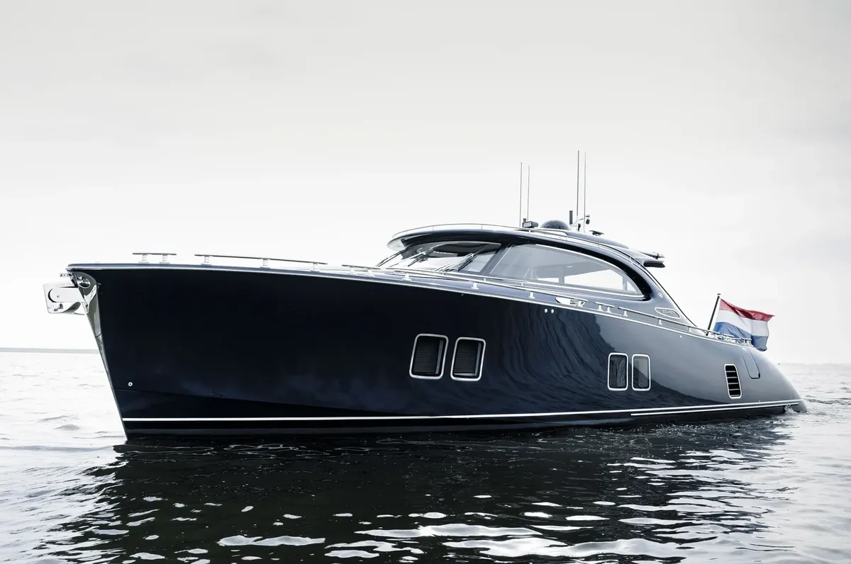 Zeelander 5: Zwarte motorboot op water