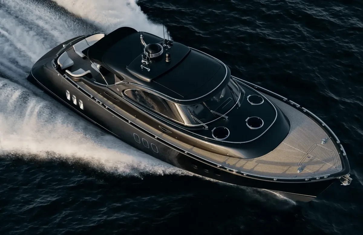Zeelander 6: Zwarte boot varend op zee