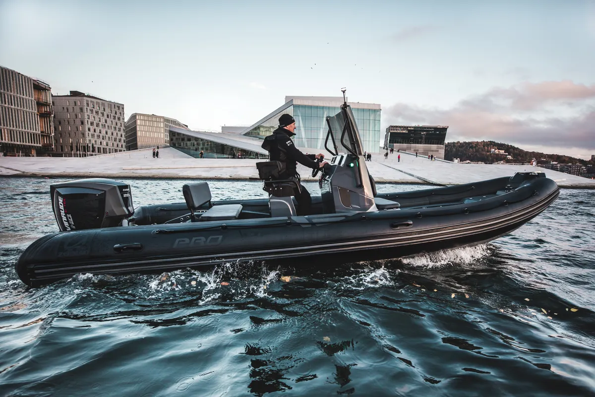 Zodiac Pro 7: Zijaanzicht varend