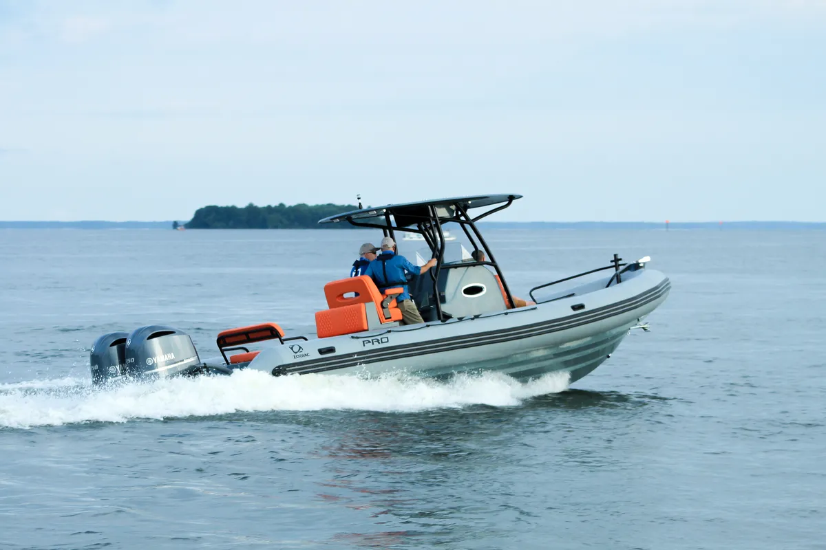 Zodiac Pro 850: Zijaanzicht varend
